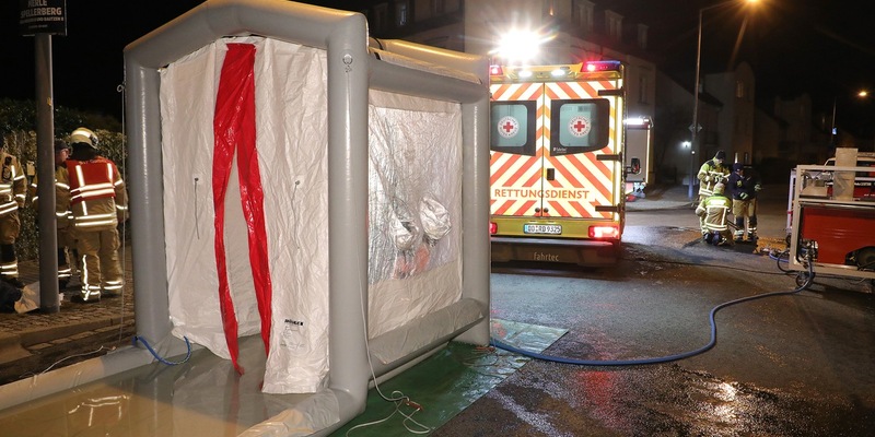 FW Dresden: ABC-Einsatz in einem Wohngebäude - Bewohner evakuiert, eine Person wurde verletzt - Foto: presseportal.de