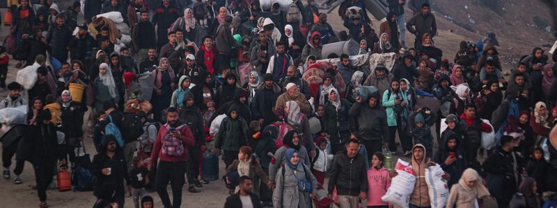 Die ersten Vertriebenen machen sich auf den Weg in den Norden Gazas.   - Foto: Jehad Alshrafi/AP/dpa