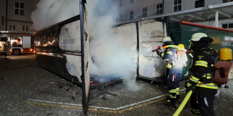 FW-M: Baucontainer in Flammen (Neuhausen) - Foto: presseportal.de