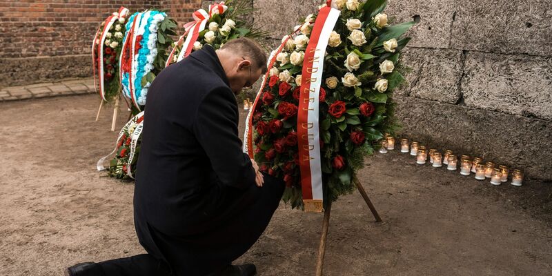 Polens Präsident Andrzej Duda kniet vor der Todesmauer des ehemaligen deutschen Konzentrations- und Vernichtungslagers Auschwitz-Birkenau. (Foto aktuell) - Foto: Oded Balilty/AP/dpa