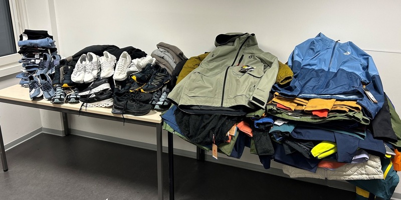 HZA-UL: Haufenweise neue Kleidung aus der Schweiz geschmuggelt - Foto: presseportal.de