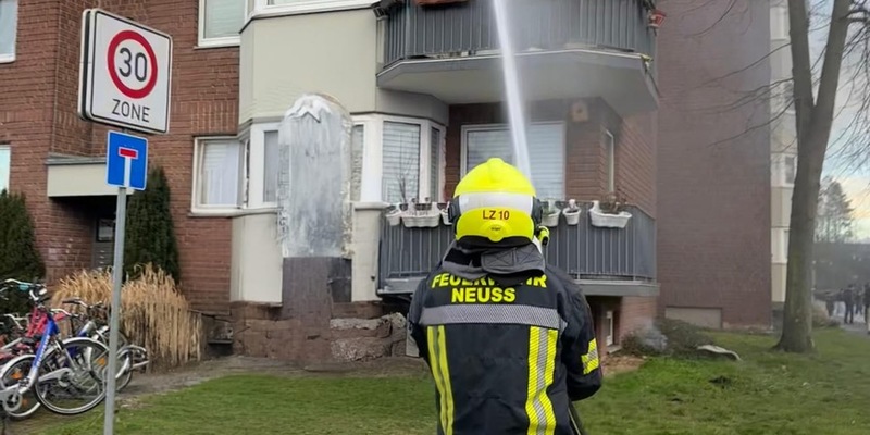 FW-NE: Balkonbrand auf der Pastor-Bredo-Straße | Ausbreitung verhindert - Foto: presseportal.de
