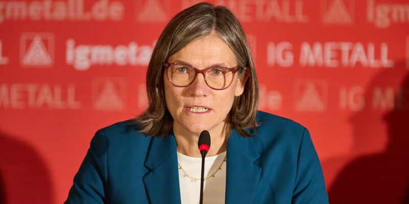 Die IG-Metall-Chefin fordert ein Standortbekenntnis von Unternehmen - und ein Ende von Debatten über vermeintlich faule Beschäftigte. (Archivbild) - Foto: Georg Wendt/dpa