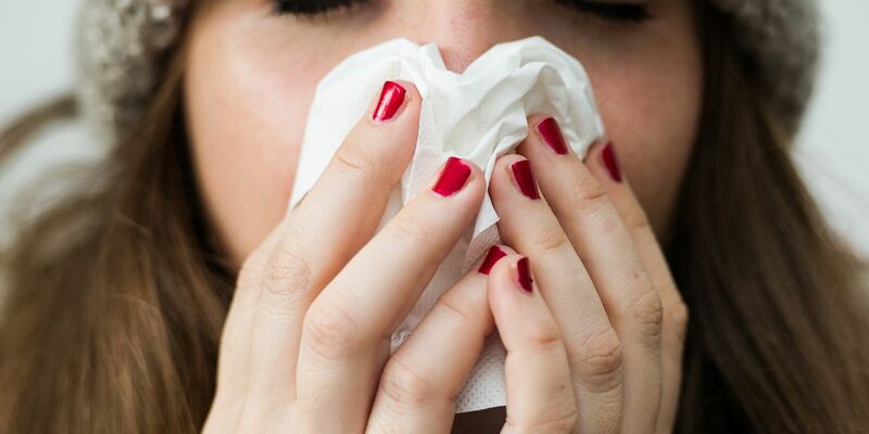 Der Krankenstand ist nach Kassendaten 2024 leicht gesunken. (Archivbild) - Foto: Christina Sabrowsky/dpa