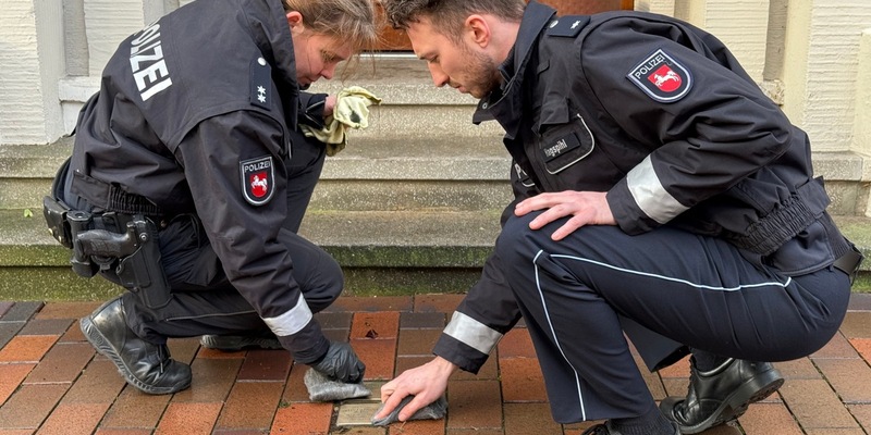 POL-OS: Polizei Osnabrück gedenkt der Opfer des Nationalsozialismus - Reinigung der Stolpersteine - Foto: presseportal.de