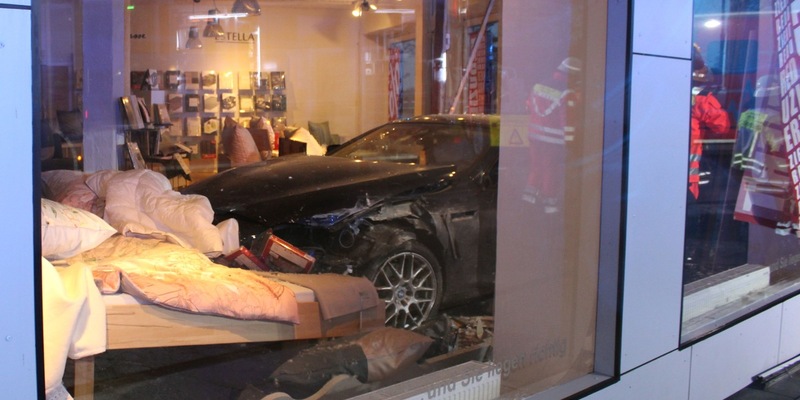 POL-MI: Autofahrt endet in Bettengeschäft - Foto: presseportal.de