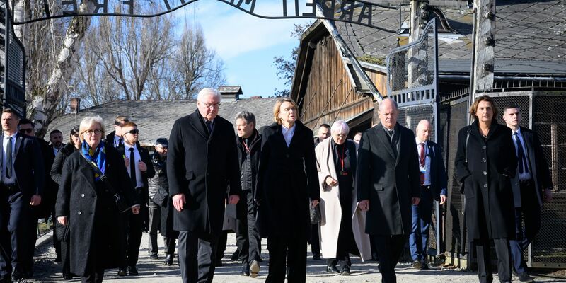 Auschwitz gehöre zur deutschen Identität, sagt Bundespräsident Steinmeier in dem ehemaligen Vernichtungslager. - Foto: Bernd von Jutrczenka/dpa