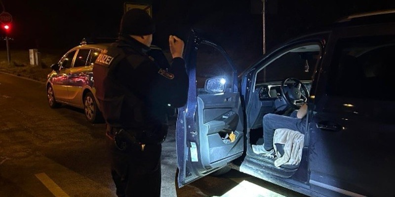 POL-MTK: Körperverletzung auf Geburtstagsparty +++ Taschendiebstähle +++ Vandalismus an Telefonkabel +++ Einbrüche +++ Fahrzeuge beschädigt +++ Aktionstag Dunkle Jahreszeit - Foto: presseportal.de