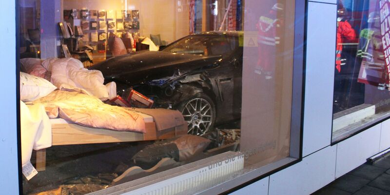 Ein Auto landet bei einem Unfall in Minden im Bettengeschäft.  - Foto: -/Polizei Minden-Lübbecke/dpa