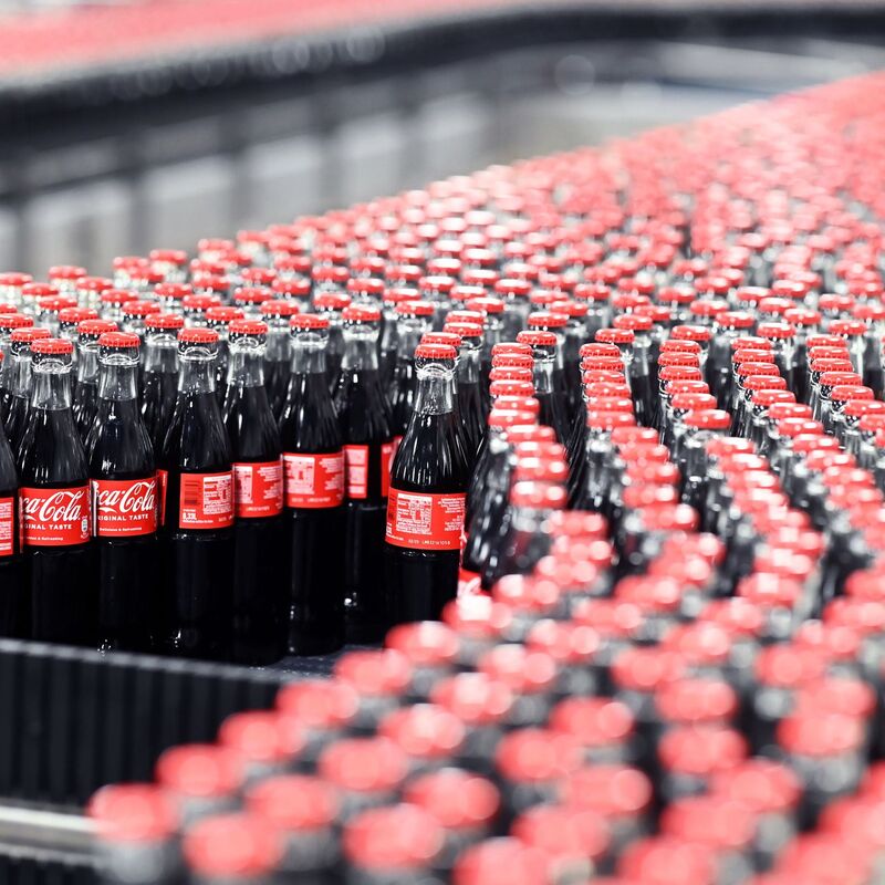 Coca-Cola ist bei vielen Verbrauchern in Deutschland beliebt. - Foto: Uli Deck/dpa