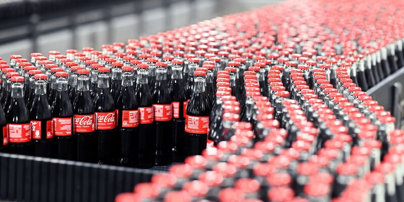 Coca-Cola ist bei vielen Verbrauchern in Deutschland beliebt. - Foto: Uli Deck/dpa