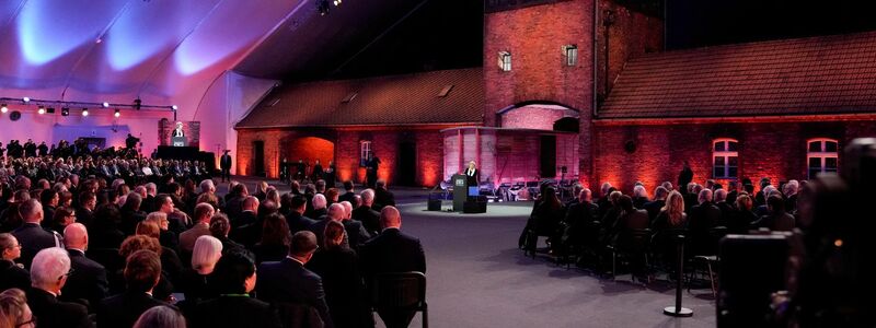 Der Holocaust-Überlebende Marian Turski spricht während der Gedenkfeier zum 80. Jahrestag der Befreiung des ehemaligen deutschen Konzentrations- und Vernichtungslagers Auschwitz-Birkenau. (Foto aktuell) - Foto: Czarek Sokolowski/AP/dpa