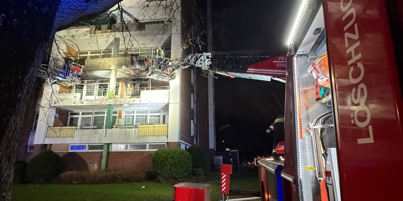 FW-NE: Balkonbrand in mehrgeschossigem Wohnhaus | Drei Löschzüge im Einsatz - Foto: presseportal.de