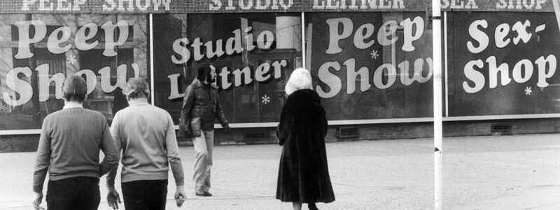 Ein Schild eines Sexkinos hängt im Jahr 1982 über einem Eingang am Kurfürstendamm. (Archivbild) - Foto: Konrad Giehr/Picture-Alliance/dpa