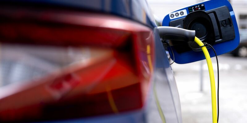 Elektroauto beim Laden. Im zweiten Halbjahr könnten die Preise purzeln. (Symbolbild) - Foto: Sven Hoppe/dpa