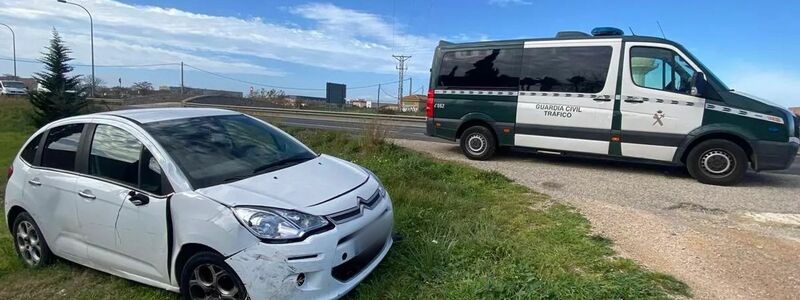 Mit einem weißen Kleinwagen fuhr ein 89-Jähriger die Radfahrer von hinten um. - Foto: B.Ramon/Diario de Mallorca“ /dpa