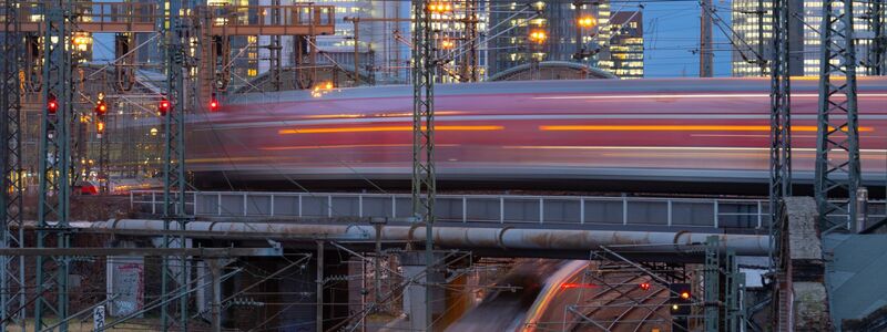 Deutsche Bahn und EVG wollen in den Tarifverhandlungen zu einem schnellen Ergebnis kommen (Archivbild) - Foto: Boris Roessler/dpa