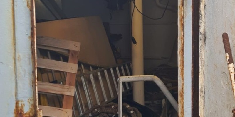 HZA-HST: Nicht gut genug versteckt ./. Stralsunder Zoll findet 12.000 Stück versteckte Zigaretten und 2,5 kg Tabak auf Frachter im Rostocker Fischereihafen - Foto: presseportal.de