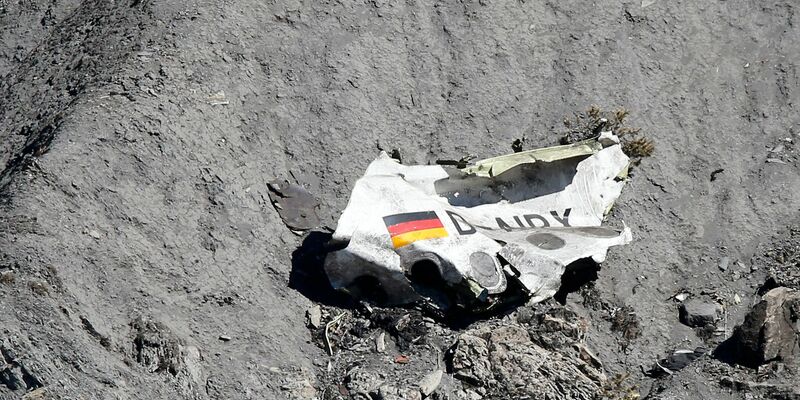 Nur noch Trümmer blieben von einem Germanwings-Flug nach Düsseldorf. (Archivbild) - Foto: Sebastien Nogier/EPA/dpa