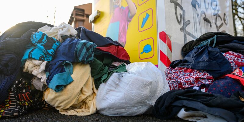 In Deutschland landen viele Textilien im Müll (Symbolbild) - Foto: Hendrik Schmidt/dpa