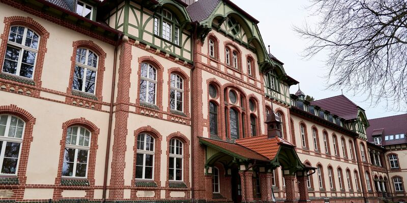 Anteilnahme nach zwei Gewaltverbrechen in Beelitz-Heilstätten südwestlich von Berlin. Die Staatsanwaltschaft ermittelt wegen Mordes und versuchten Mordes. - Foto: Michael Ukas/dpa