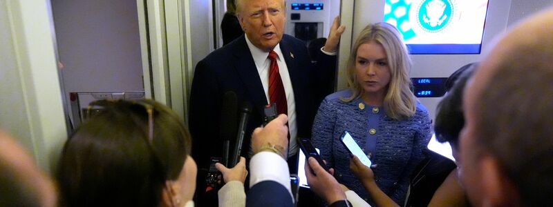 Trump unterzeichnete mehrere Erlasse an Bord der Air Force One auf dem Rückflug von Florida in die Hauptstadt Washington.  - Foto: Mark Schiefelbein/AP/dpa