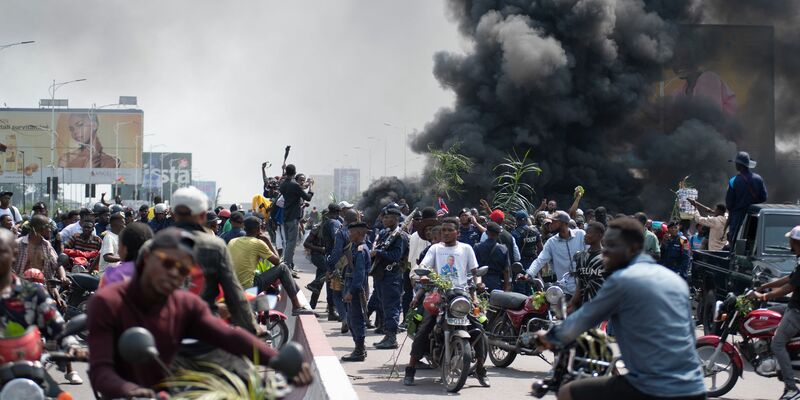 Demonstranten haben mehrere Botschaften angegriffen. - Foto: Samy Ntumba Shambuyi/AP/dpa