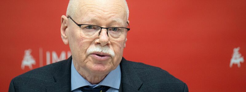 Ulrich Mäurer (SPD), Innensenator von Bremen, berichtet über die Ergebnisse einer Sonder-Videokonferenz der Innenminister von Bund und Ländern zu der Gewalttat in Aschaffenburg.  - Foto: Sina Schuldt/dpa