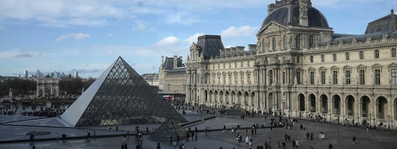 Der bisherige Eingang unter der berühmten Pyramide soll völlig umgestaltet werden. - Foto: Thibault Camus/AP/dpa