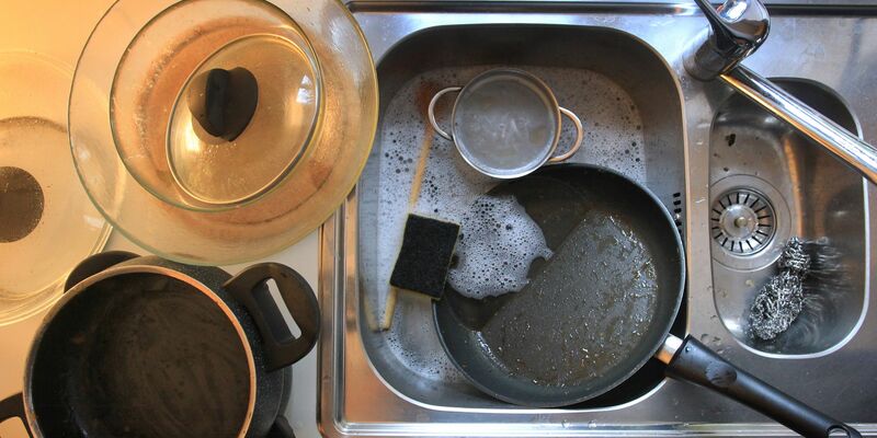 Männer überschätzen ihren Beitrag zur Hausarbeit, lautet ein Fazit aus einer repräsentativen Befragung. (Symbolbild) - Foto: picture alliance / dpa