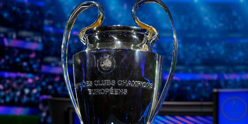 Das Objekt der Begierde: der Pokal für den Champions-League-Sieger. - Foto: Gregorio Borgia/AP/dpa