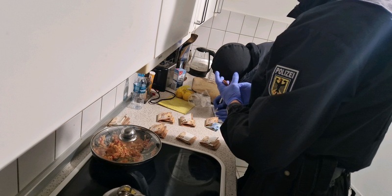 BPOLD-BBS: Schleusungskriminalität - Bundespolizei durchsucht mehrere Objekte in fünf Bundesländern - Foto: presseportal.de