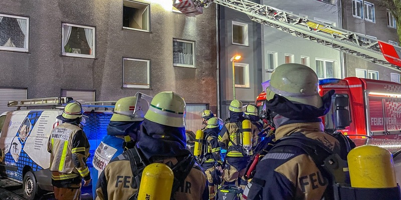FW-E: Wohnung in Vollbrand - Feuerwehr rettet zwei Personen über Drehleiter - Foto: presseportal.de