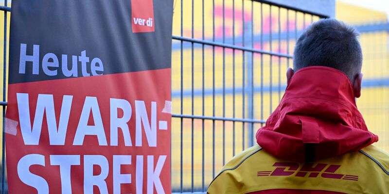 Ein Verdi-Plakat an einem Eingangstor eines DHL-Standorts - auch am Donnerstag sind vielerorts solche Hinweise zu sehen. - Foto: Wolf von Dewitz/dpa