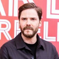 Schauspieler Daniel Brühl steht vor seinem nächsten Regieprojekt (Archivbild).  - Foto: Carsten Koall/dpa