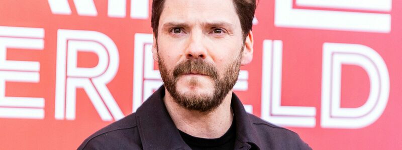 Der Schauspieler Daniel Brühl ist Unterzeichner eines offenen Briefs, der die gemeinsamen Abstimmungen der CDU mit der AfD im Bundestag als Tabubruch anprangert. (Archivbild) - Foto: Carsten Koall/dpa