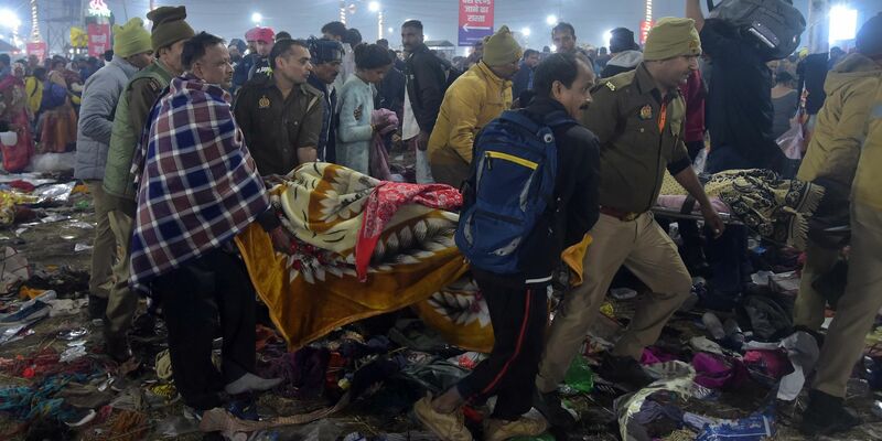 Nach einer Massenpanik tragen Helfer Opfer weg. - Foto: Str./XinHua/dpa