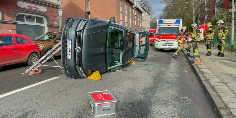 FW-E: Pkw-Unfall in Kupferdreh - Fahrzeug kippt auf die Seite, Fahrer leicht verletzt - Foto: presseportal.de