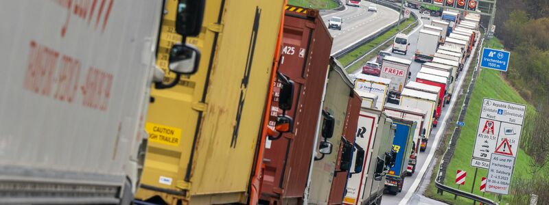 Die Logistikbranche fürchtet Störungen im Güterverkehr im Falle dauerhafter Grenzkontrollen (Archivbild). - Foto: Peter Kneffel/dpa