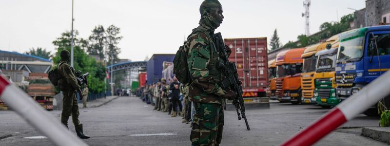 M23-Rebellen lassen rumänische Söldner aus dem Kongo nach Gisenyi im Ruanda ziehen. - Foto: Brian Inganga/AP/dpa