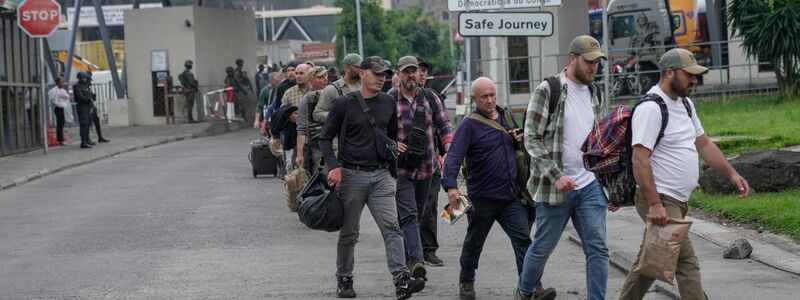 Rumänische Söldner werden am Grenzübergang Gisenyi zwischen Kongo und Ruanda freigelassen. - Foto: Brian Inganga/AP/dpa