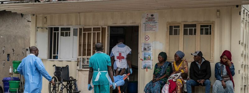 Eine verletzte Person wird in Goma in ein Krankenhaus gebracht. Die humanitäre Situation spitzte sich zuletzt weiter zu. (Archivbild) - Foto: Moses Sawasawa/AP/dpa