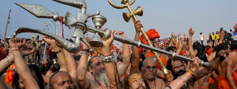 Im Zentrum des sechswöchigen Festivals stehen rituelle Waschungen an der Stelle, wo sich der Ganges und der Yamuna mit dem nur in der Mythologie existierenden Strom Saraswati vereinigen. - Foto: Deepak Sharma/AP/dpa