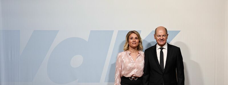 VdK-Präsidentin Verena Bentele und Kanzler Olaf Scholz im Schulterschluss - Foto: Hannes P. Albert/dpa