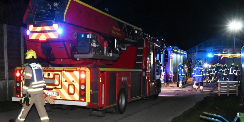 FW Pulheim: Feuer in Gärtnereibetrieb - Foto: presseportal.de