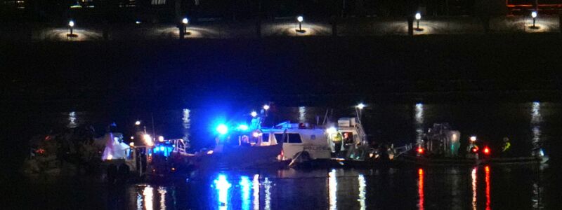 Rettungskräfte arbeiten auf dem Potomac. - Foto: Julio Cortez/AP/dpa