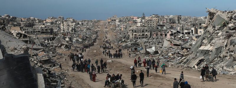 Menschen zwischen Trümmern in Dschabalija. (Archivbild) - Foto: Abed Hajjar/AP/dpa