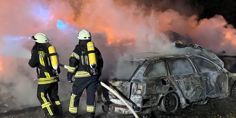FFW Fredenbeck: Scheune brennt komplett nieder / Ausbreitung auf Wohnhaus kann verhindert werden - Foto: presseportal.de