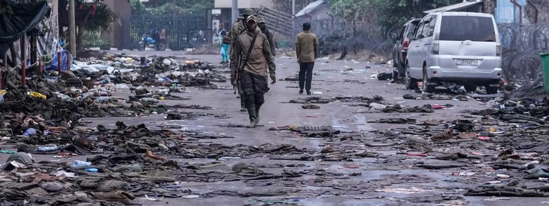 Kämpfer der Miliz M23 patrouillieren in Goma. (Archivbild) - Foto: Brian Inganga/AP/dpa