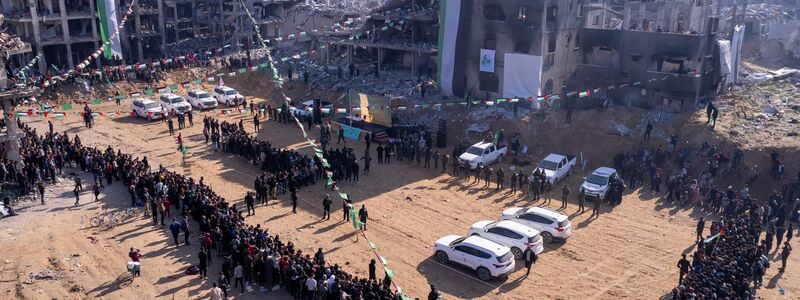 Die Hamas übergab Agam Berger vor der Kulisse zerstörter Gebäude an Vertreter des Roten Kreuzes. - Foto: Mohammad Abu Samra/AP/dpa